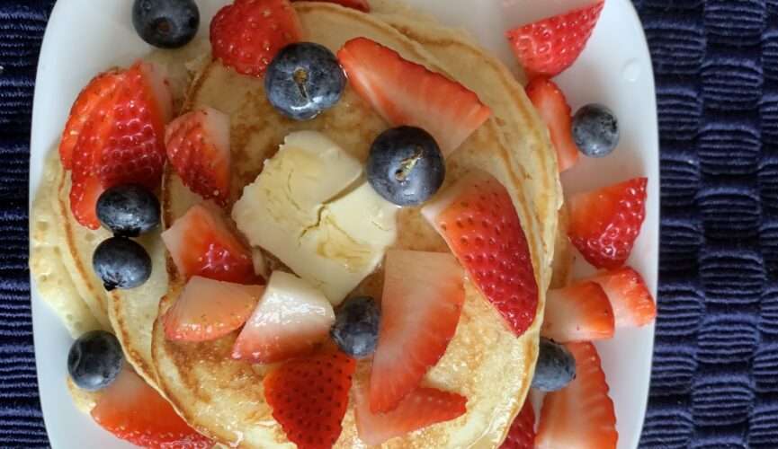 Fluffy Pancakes with Berries